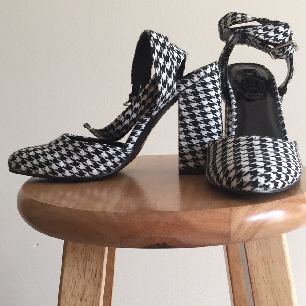 Posh Houndstooth Pumps